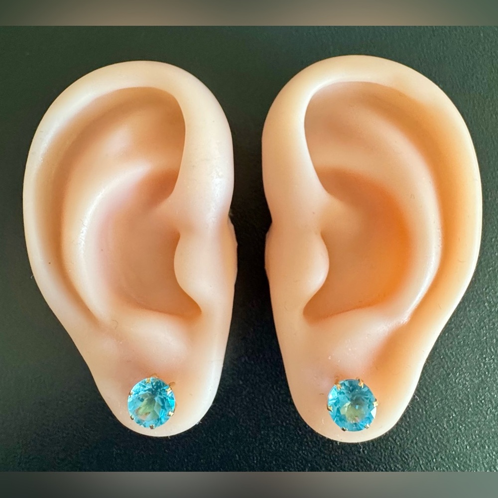 4ct Blue Topas in 18k solid gold settings